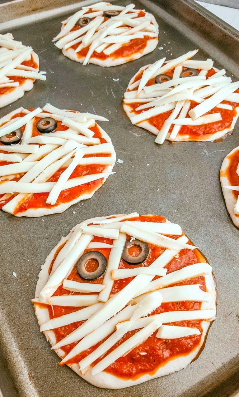 halloween-pizza-mummy-pizza-recipe